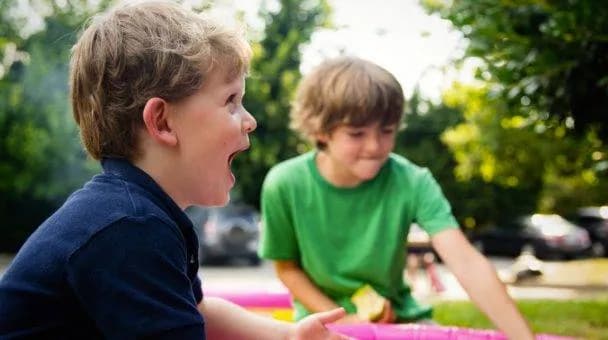 Nieprawidłowe relacje z rówieśnikami: jak pomóc dziecku?