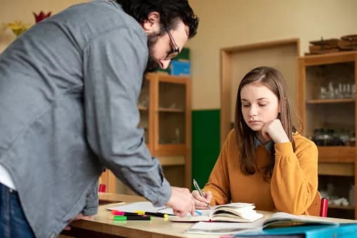 Czy nauczyciel może legalnie udzielać korepetycji swojemu uczniowi? Sprawdź przepisy i konsekwencje