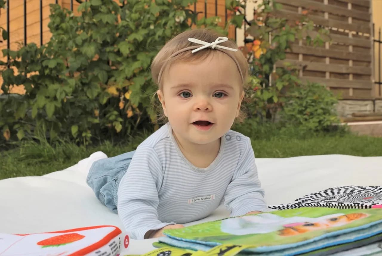 Od kiedy kłaść dziecko na macie edukacyjnej, by wspierać rozwój?