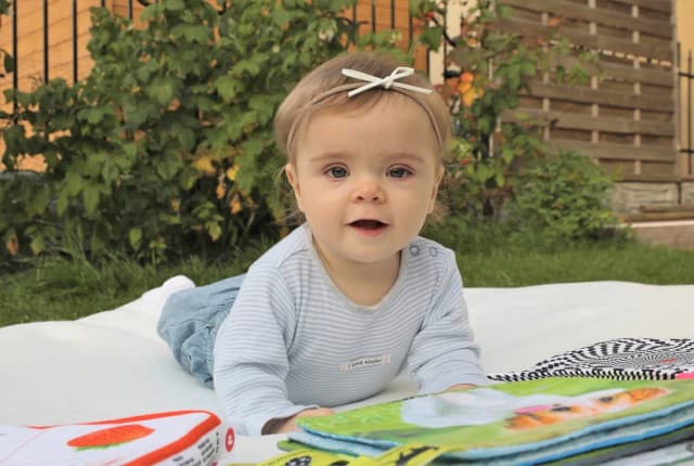 Od kiedy kłaść dziecko na macie edukacyjnej, by wspierać rozwój?