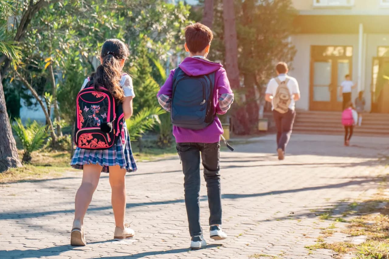 Gdy dziecko idzie do szkoły: 10 niezbędnych porad dla rodziców
