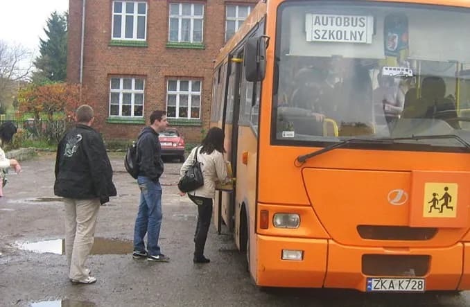 Gdzie może zatrzymać się autobus szkolny? Zasady i bezpieczeństwo zatrzymań