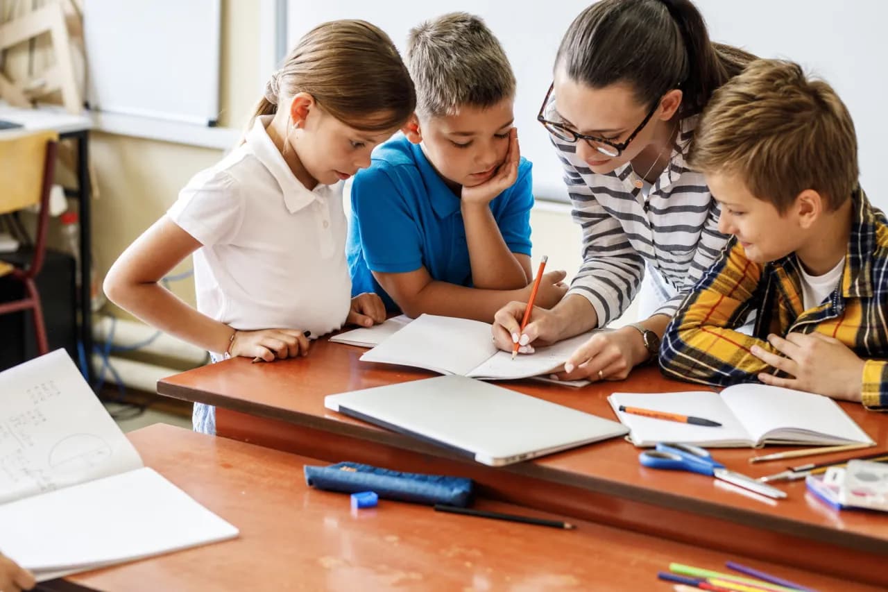 Co to jest edukacja? Kluczowe pojęcia i rodzaje kształcenia