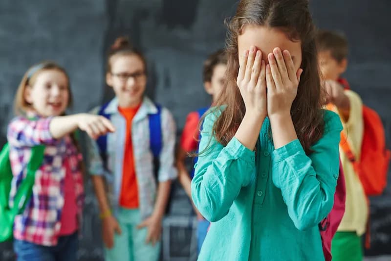 Agresja w szkole: Analiza literatury i skuteczne rozwiązania