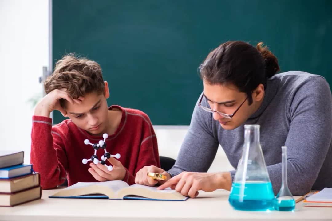 Ile kosztują korepetycje z chemii? Sprawdź ceny i uniknij przepłacania!