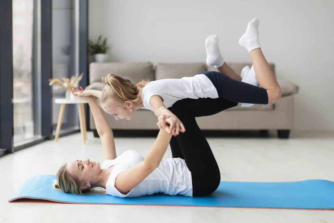 Ćwiczenia z dzieckiem: 10 pomysłów na aktywną zabawę w domu