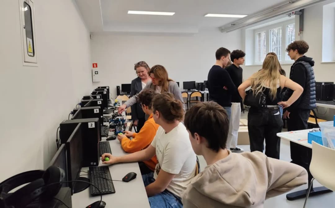 Cyfrowa szkoła: Nowoczesne wyposażenie i technologie w edukacji