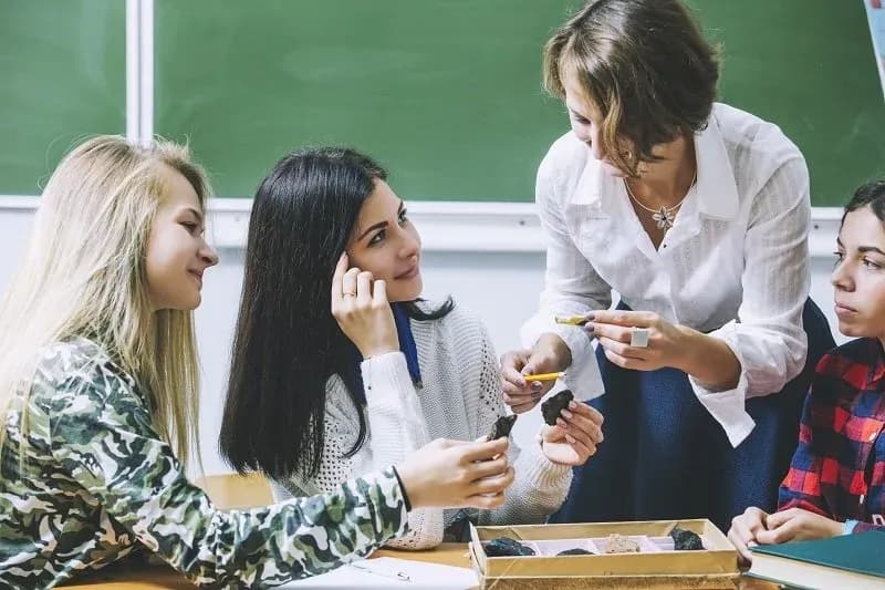 Nauczyciel z klasą: cechy i rola idealnego pedagoga