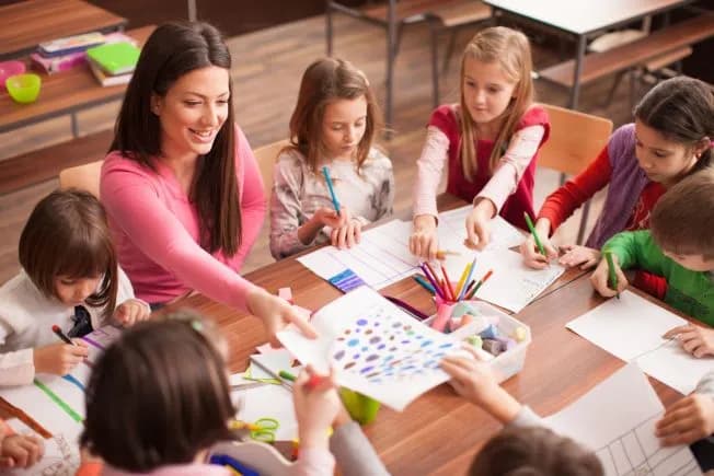 Nauczyciel edukacji wczesnoszkolnej w przedszkolu: Co musisz wiedzieć