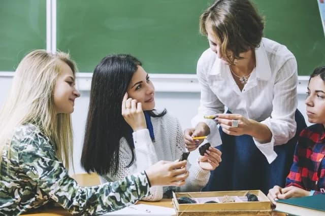 Pedagog szkolny: Kluczowe zadania i rola w edukacji uczniów