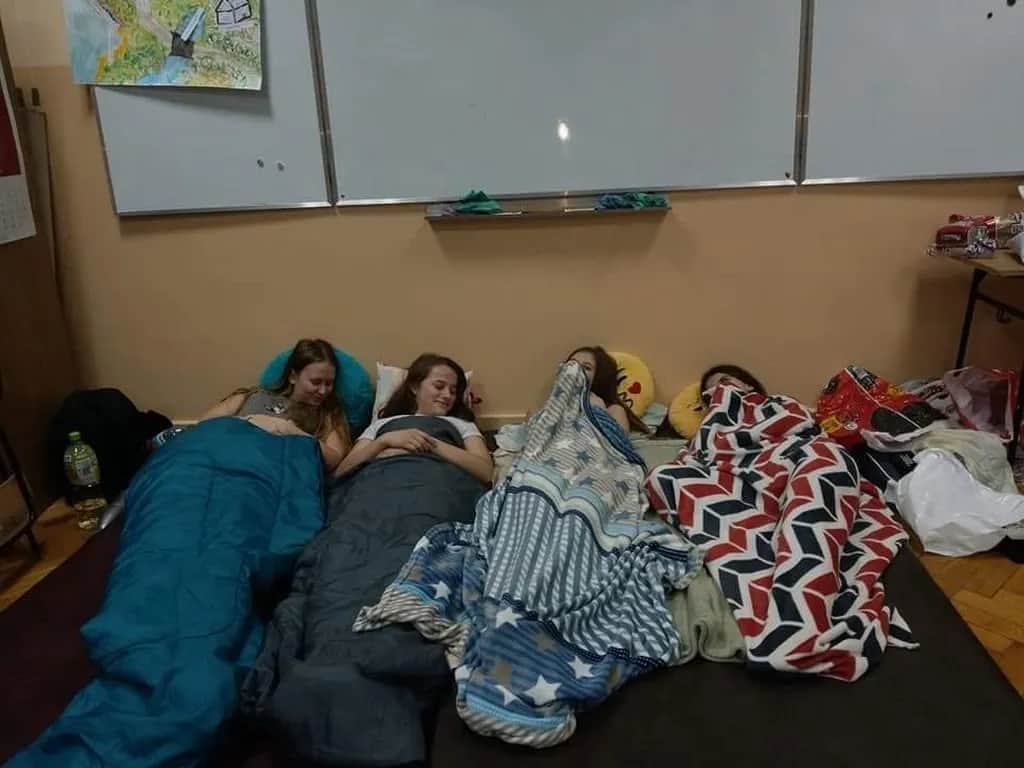 Nocowanie w szkole: Jak zorganizować niezapomnianą integrację?